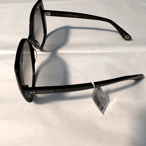 Gucci Logo GG 0472S 001 Sunglasses Black . Comes with Original Case - Picture 4 of 6